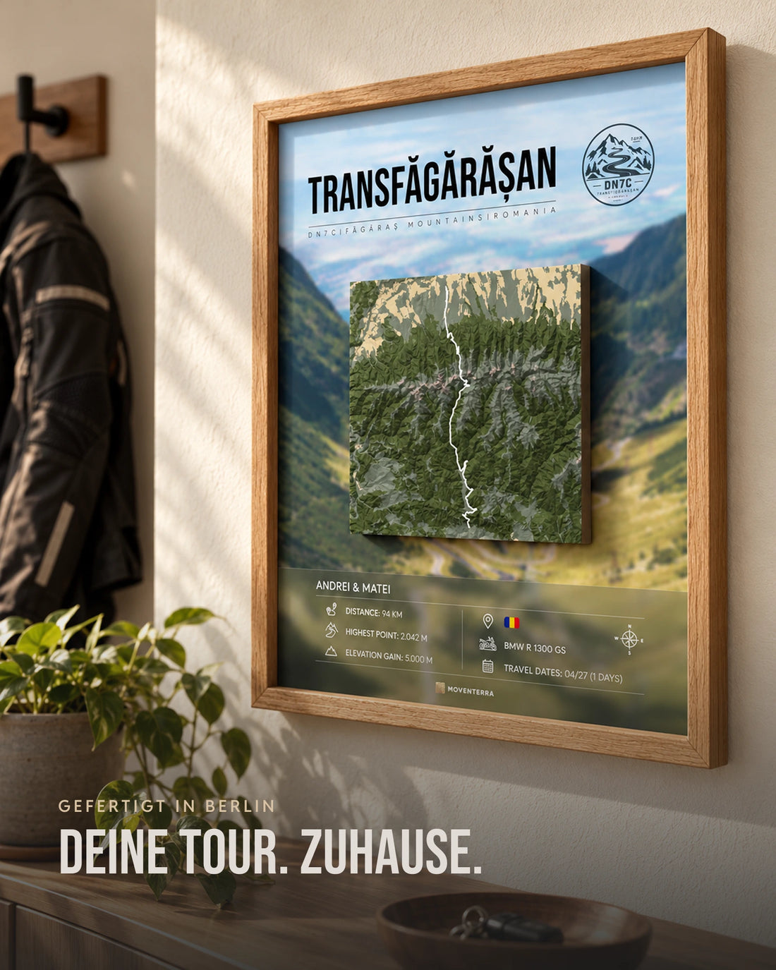 Gerahmtes Moventerra 3D-Relief an der Wand im Wohnzimmer