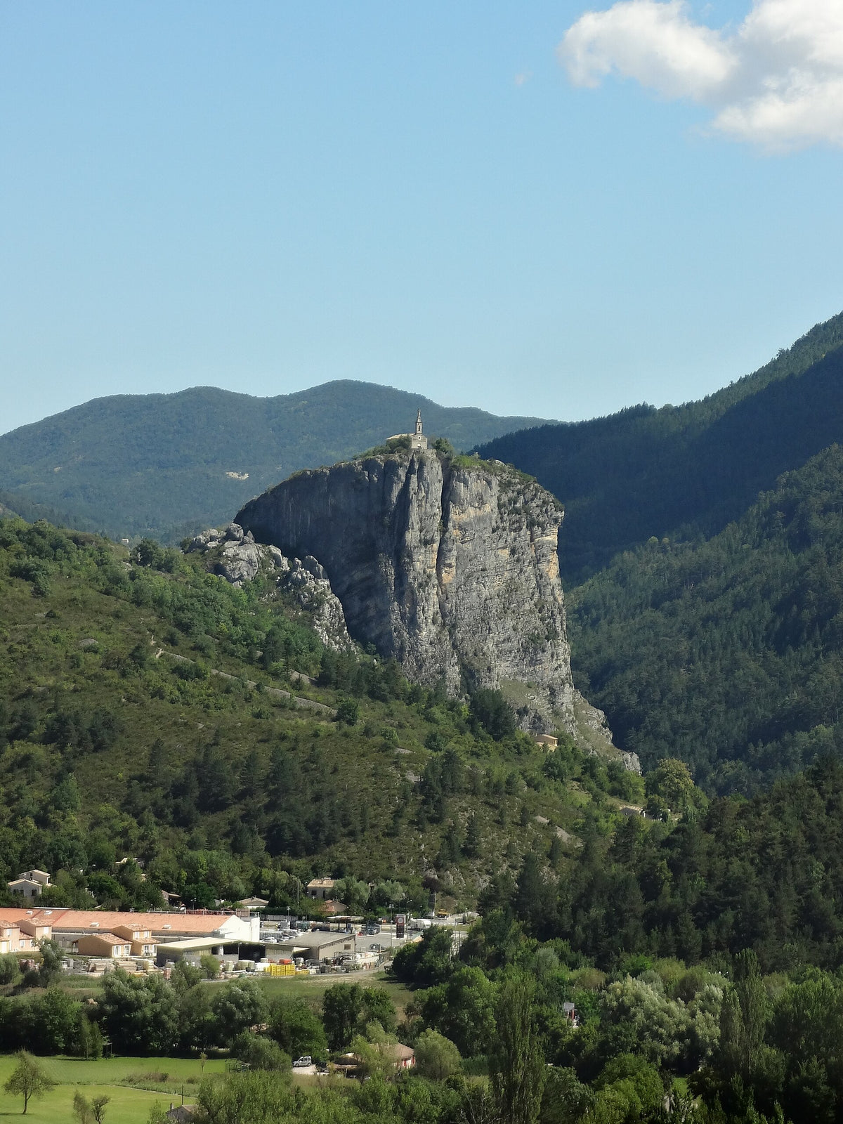 Castellane mit dem Felsen Notre-Dame du Roc